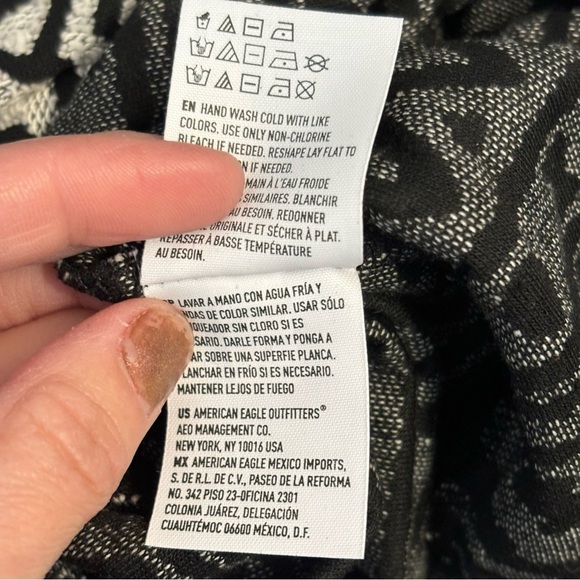 🛍️3/$30 American Eagle ‎ Outfitters women’s black & white oversized cardigan - Picture 9 of 9